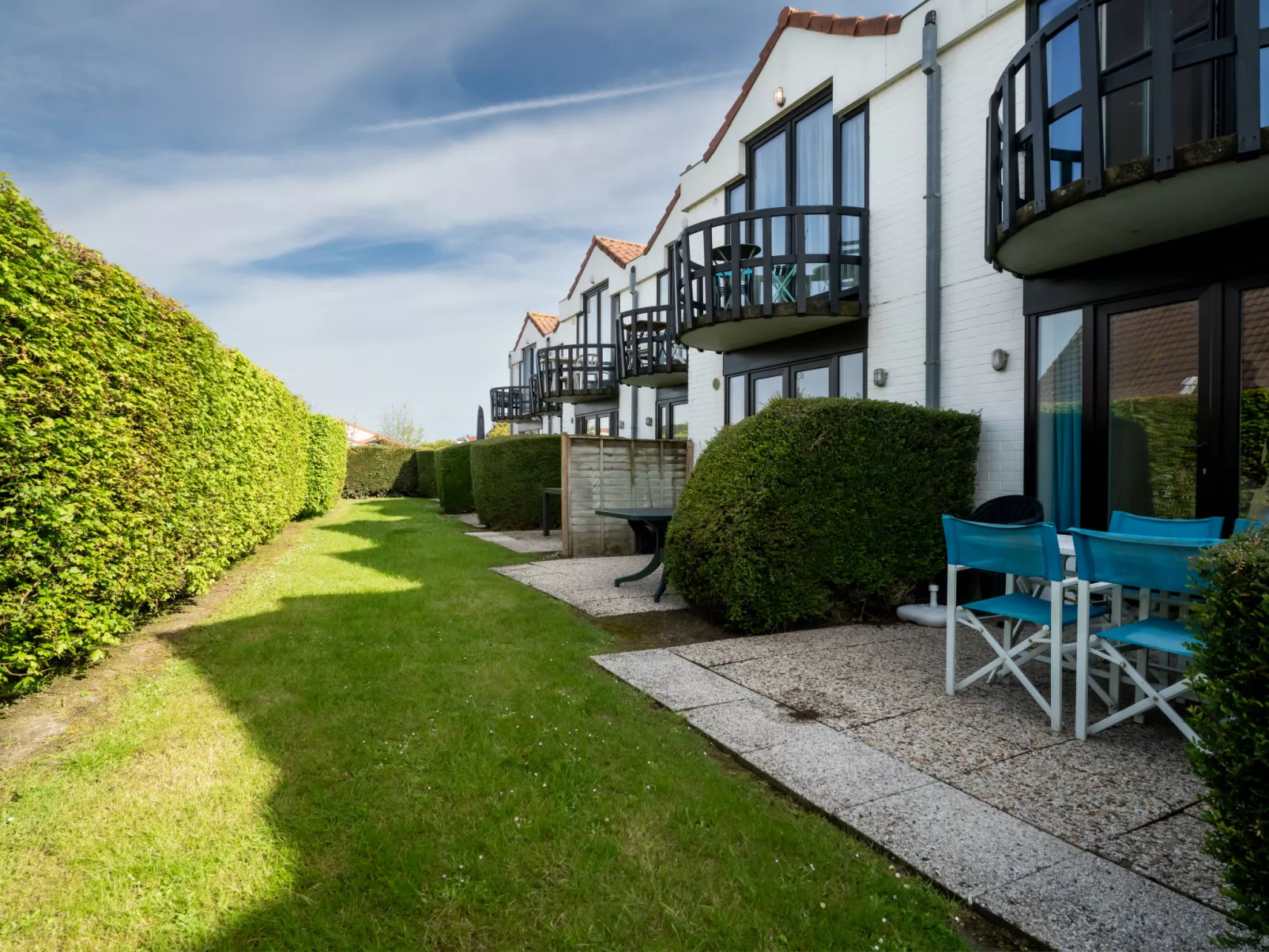 Laya with parking and shared pool-Outside