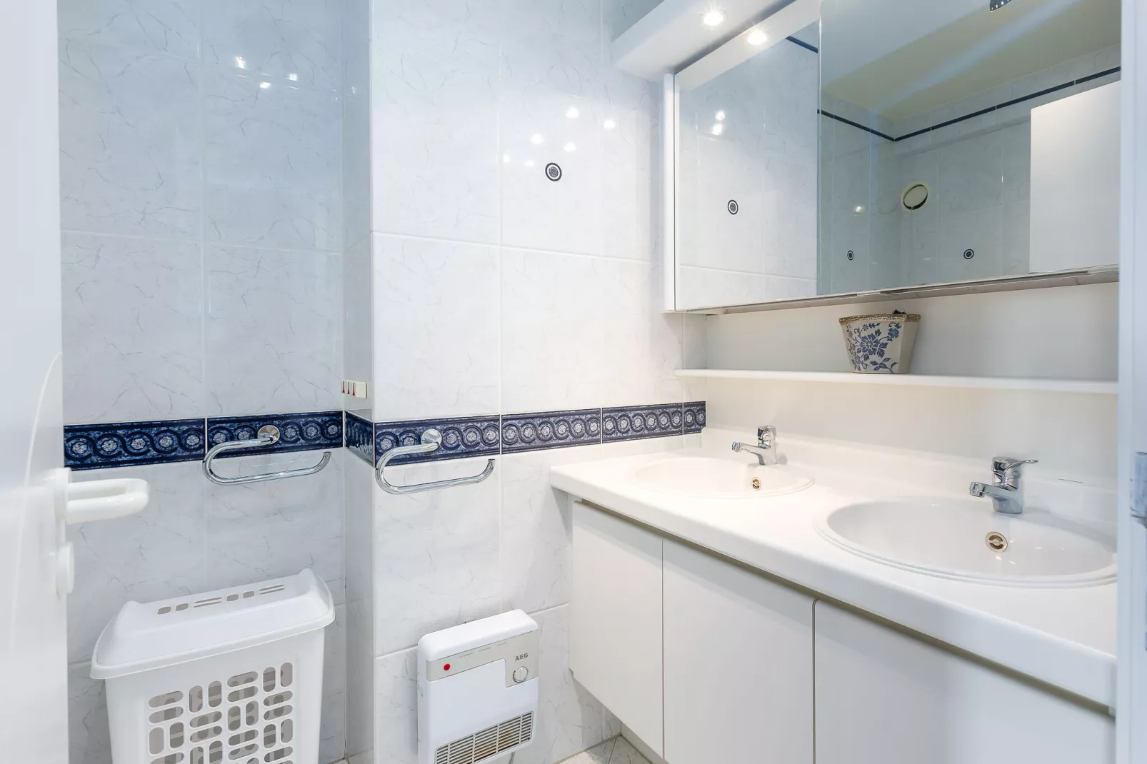 Mistral 0901-Bathroom