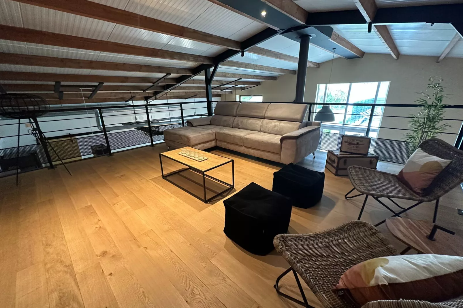 Gite à la ferme avec Piscine intérrieur  sauna et bains à remous-Salon