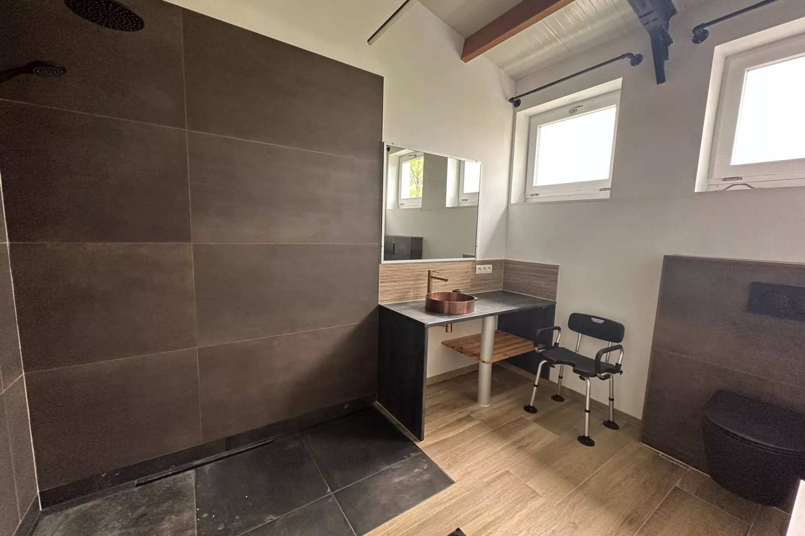 Gite à la ferme avec Piscine intérrieur  sauna et bains à remous-Salle de bain