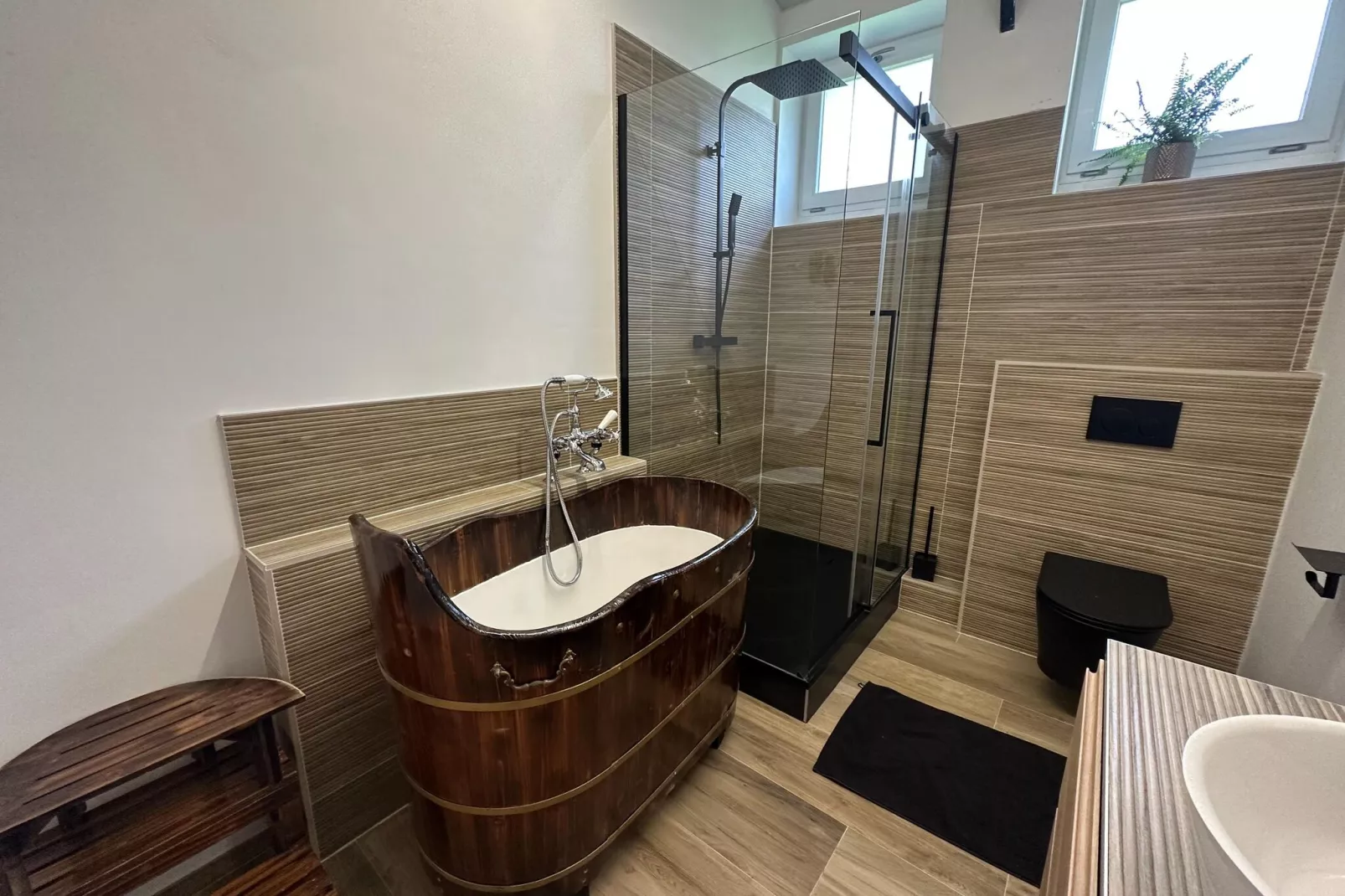 Gite à la ferme avec Piscine intérrieur  sauna et bains à remous-Salle de bain