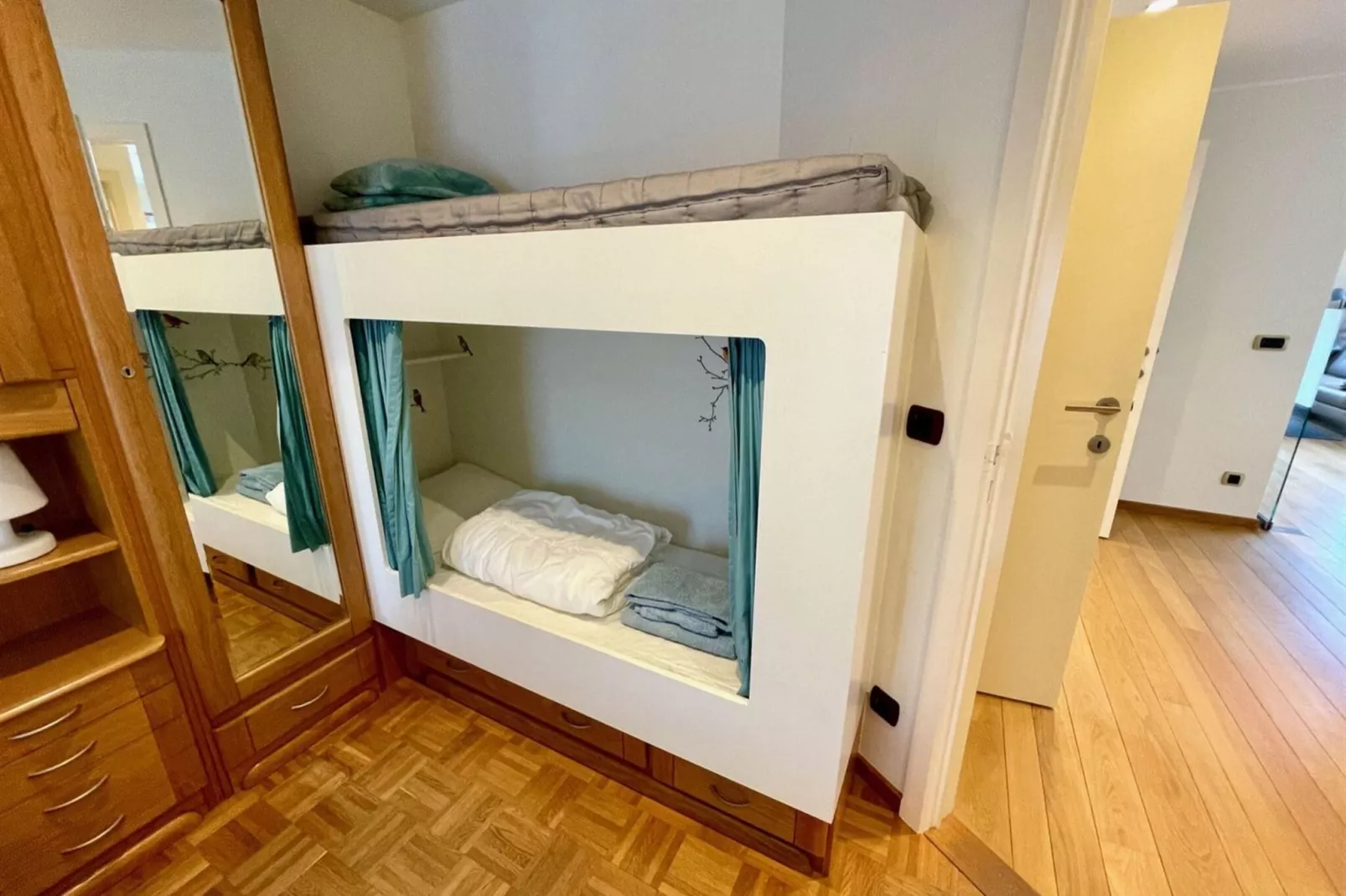 Omaar-Bedroom