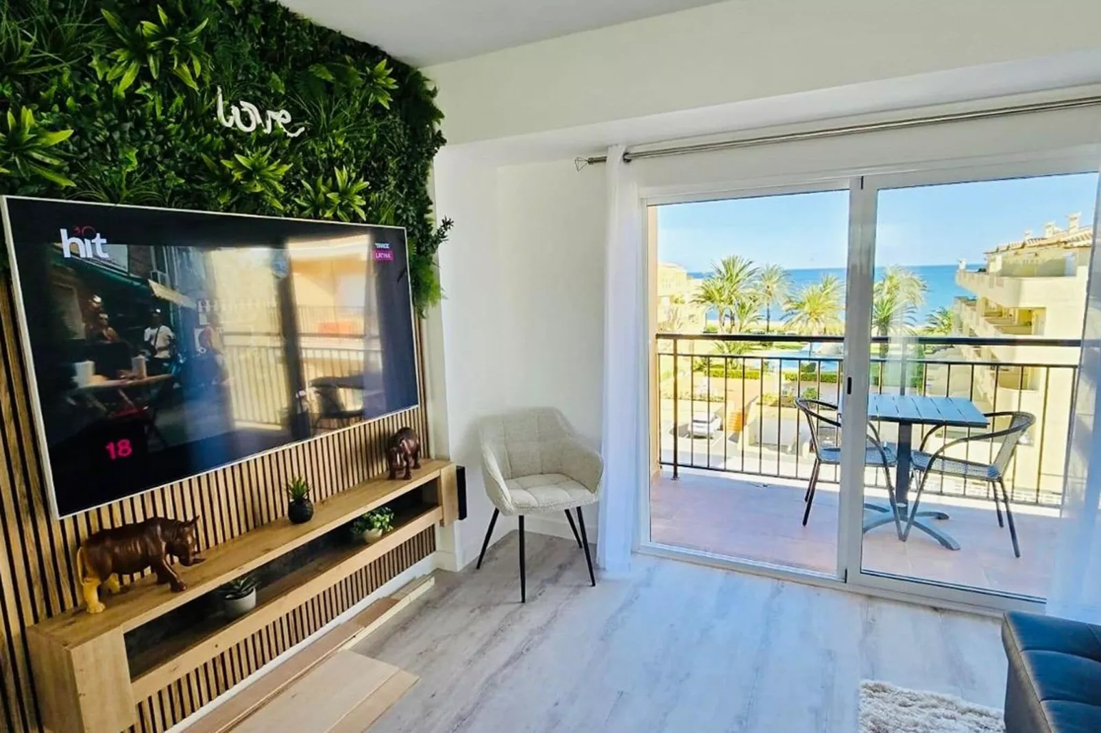 JUNGLE-Living room