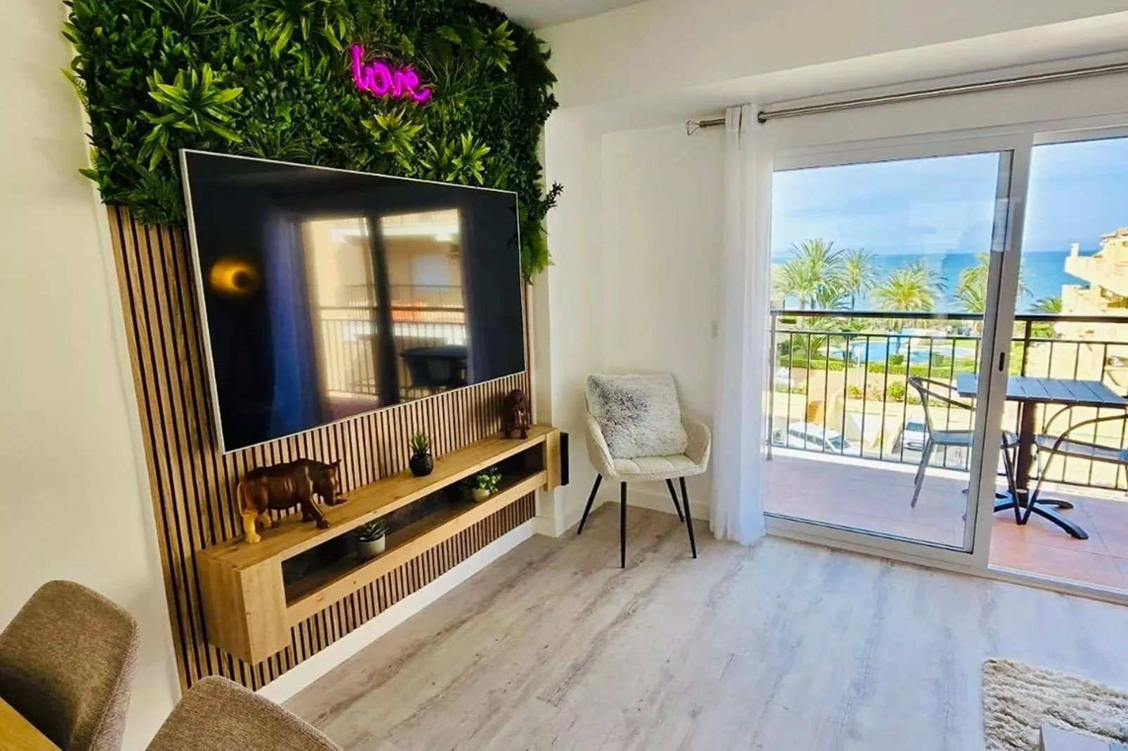 JUNGLE-Living room