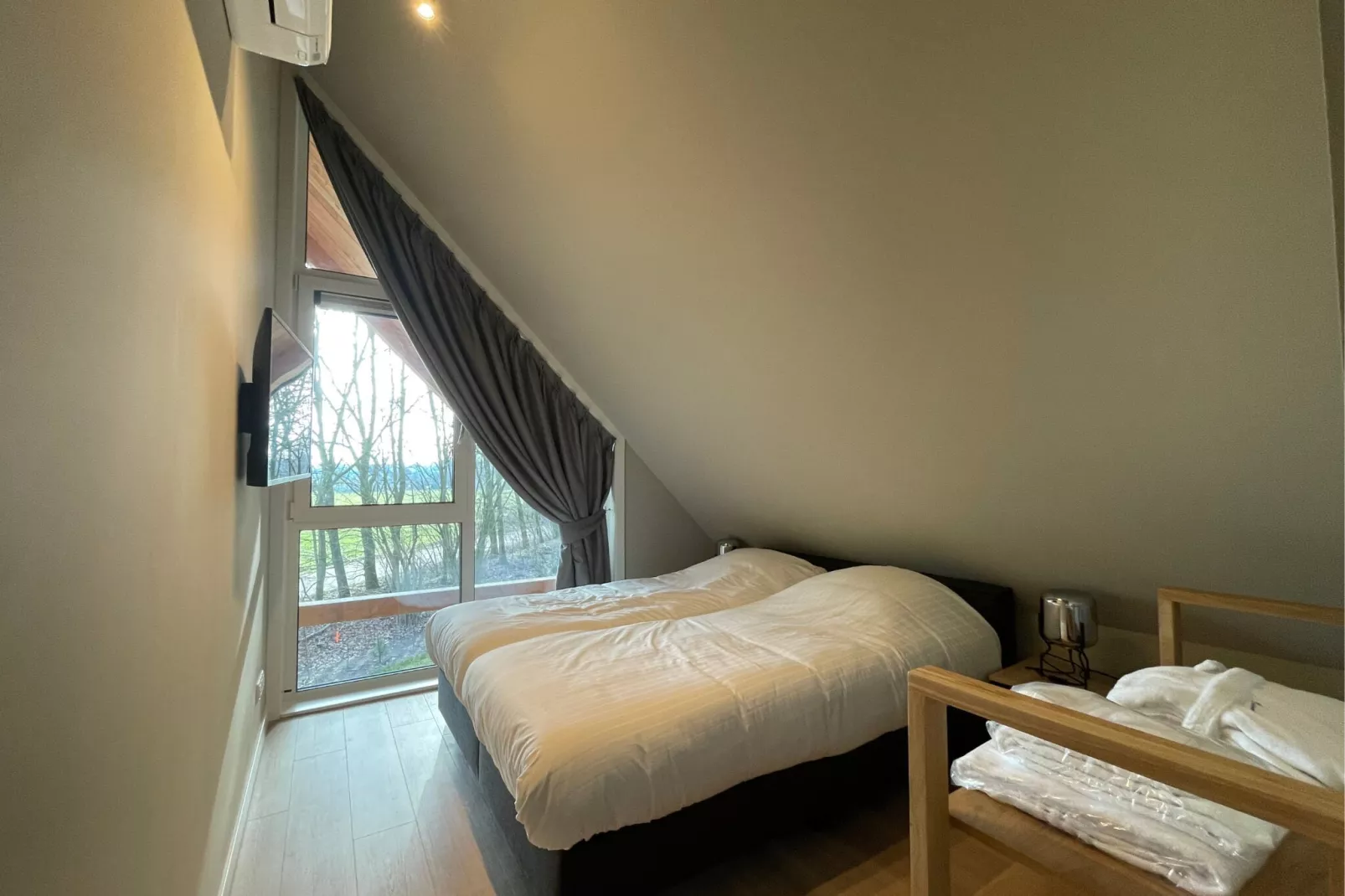 Bos Villa met Hottub  6 personen-Bedroom
