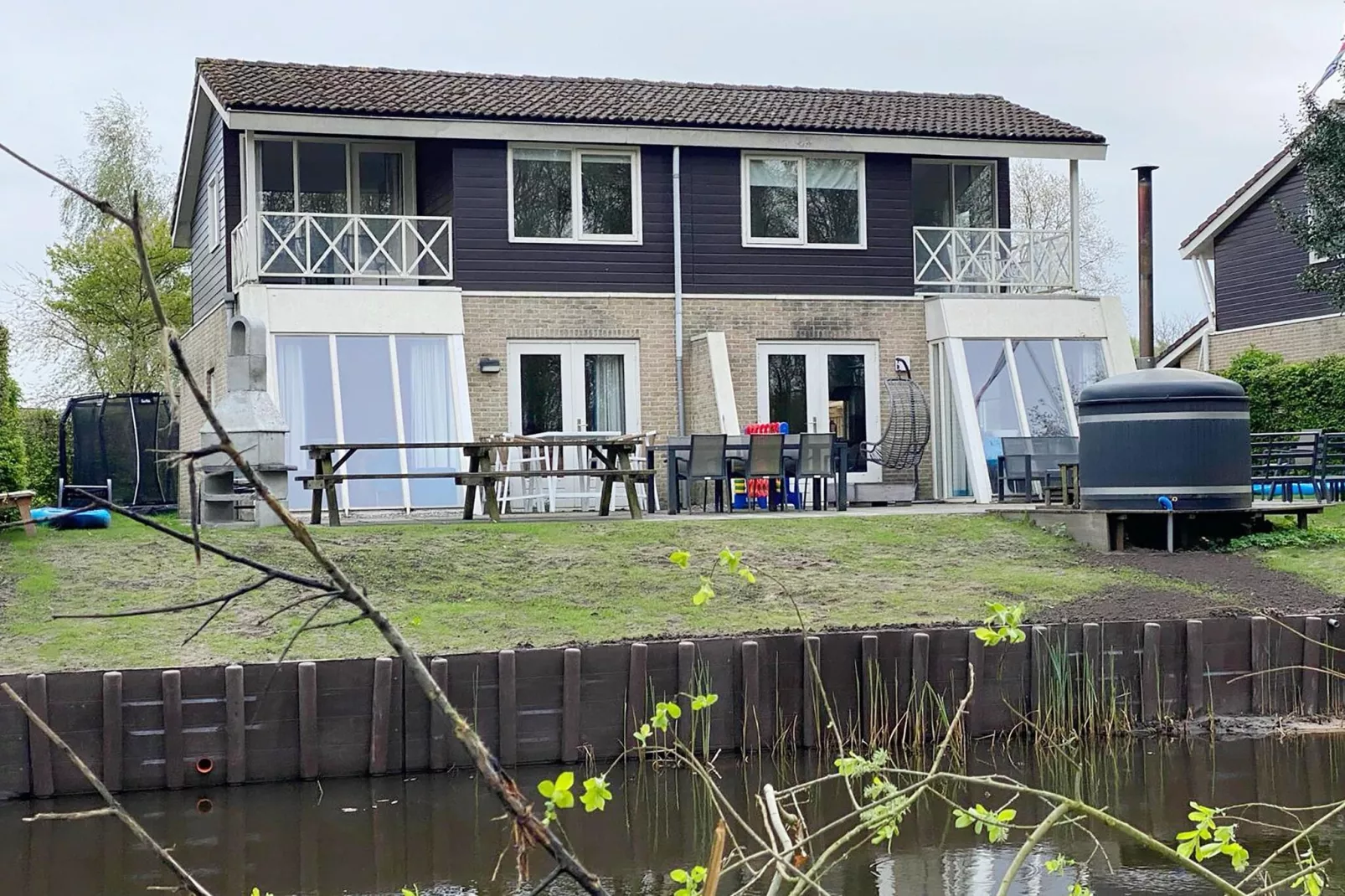 18 pers Ellersinghuis wellness met houtgestookte hottub-Exterior summer
