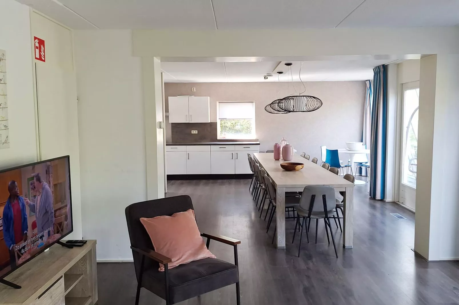 18 pers Ellersinghuis wellness met houtgestookte hottub-Dining room