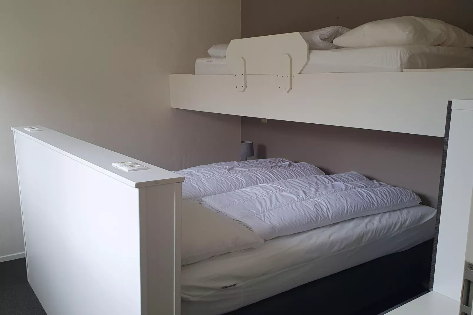 18 pers Ellersinghuis wellness met houtgestookte hottub-Bedroom