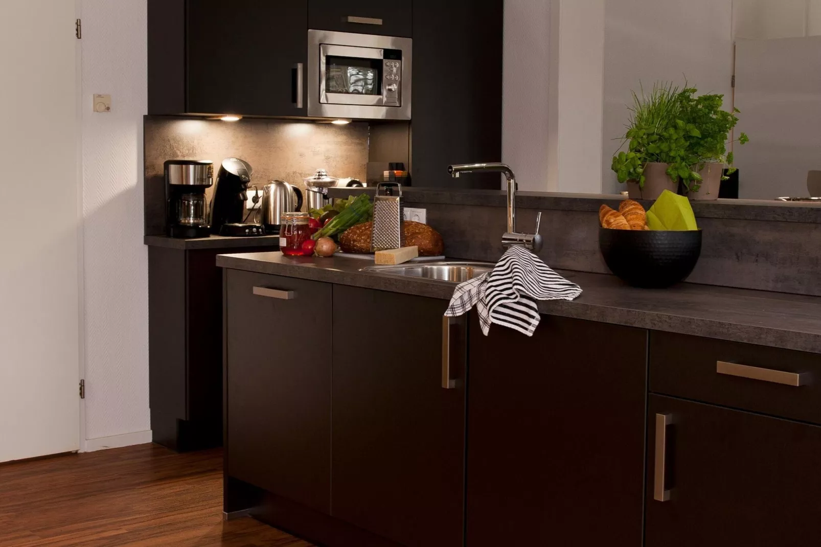 20 pers groot Abeltjeshuis Wellness de luxe met buitenspa-Kitchen