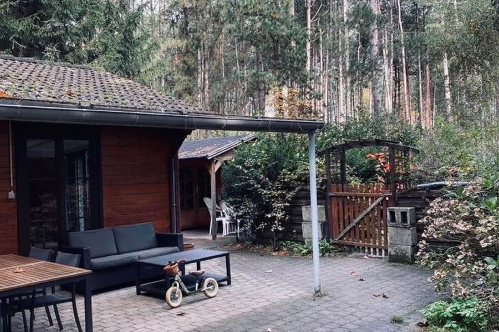 Kannaert-Exterior summer