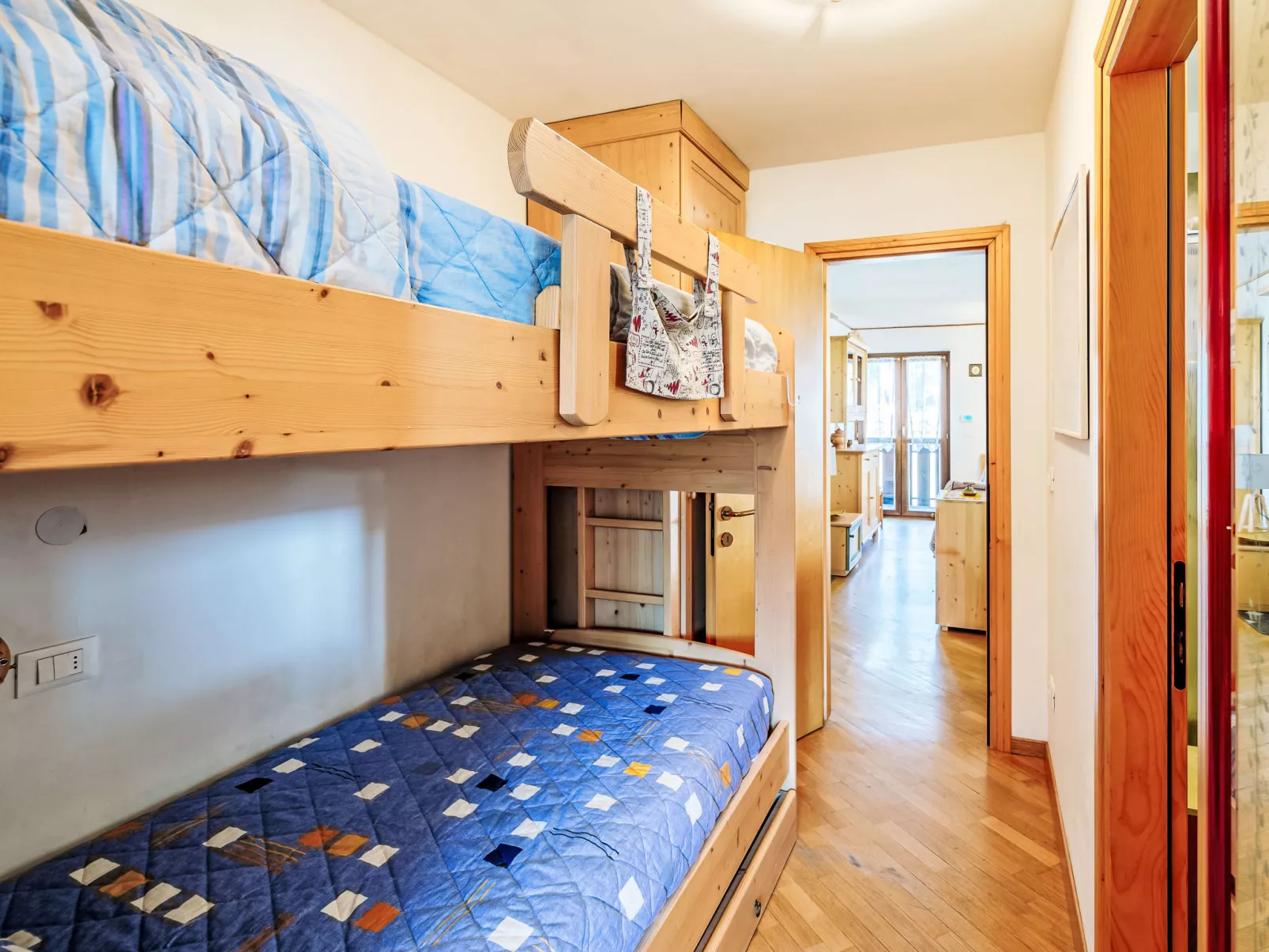 Apt 4-Inside
