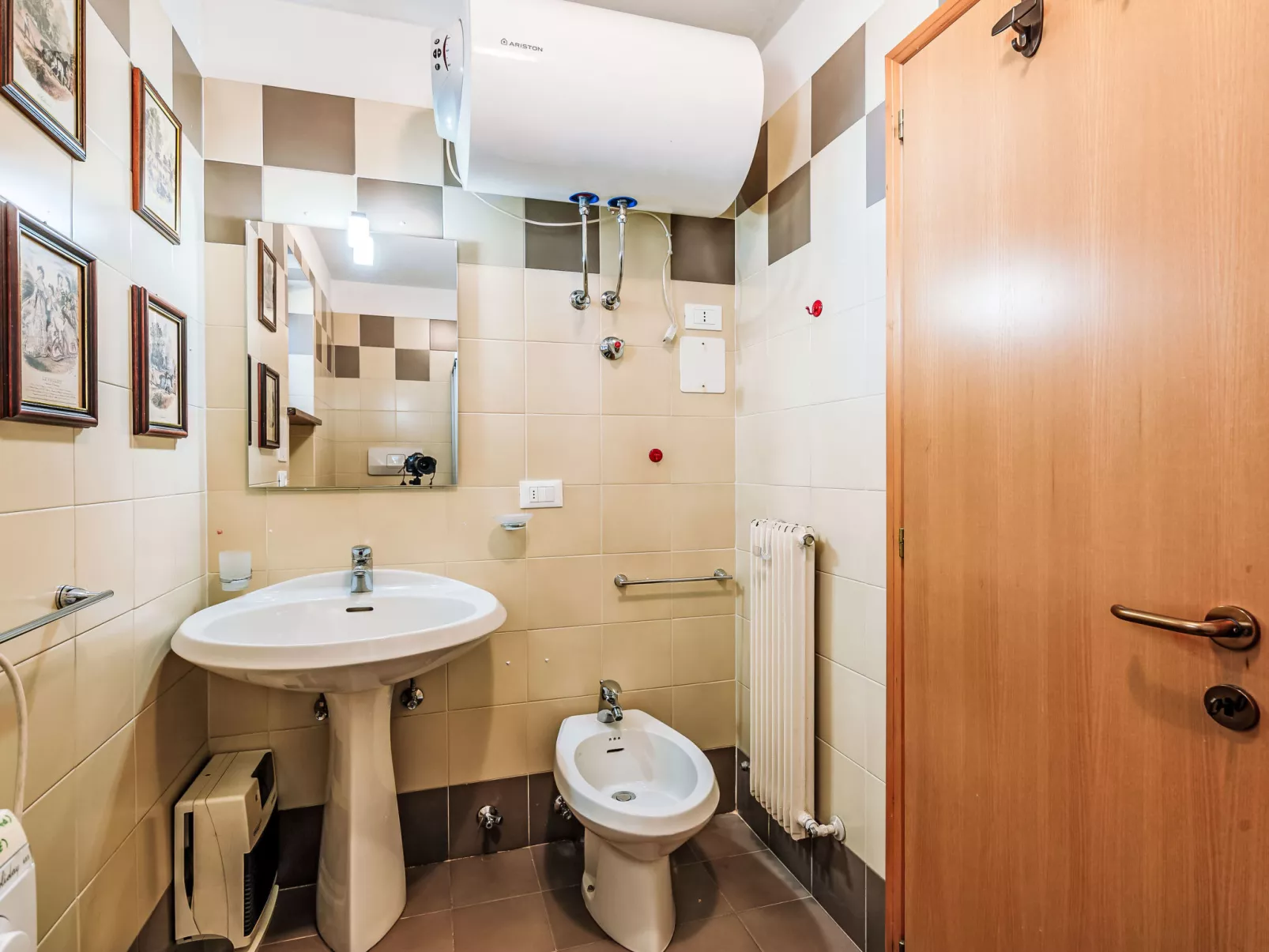 Apt 4-Inside