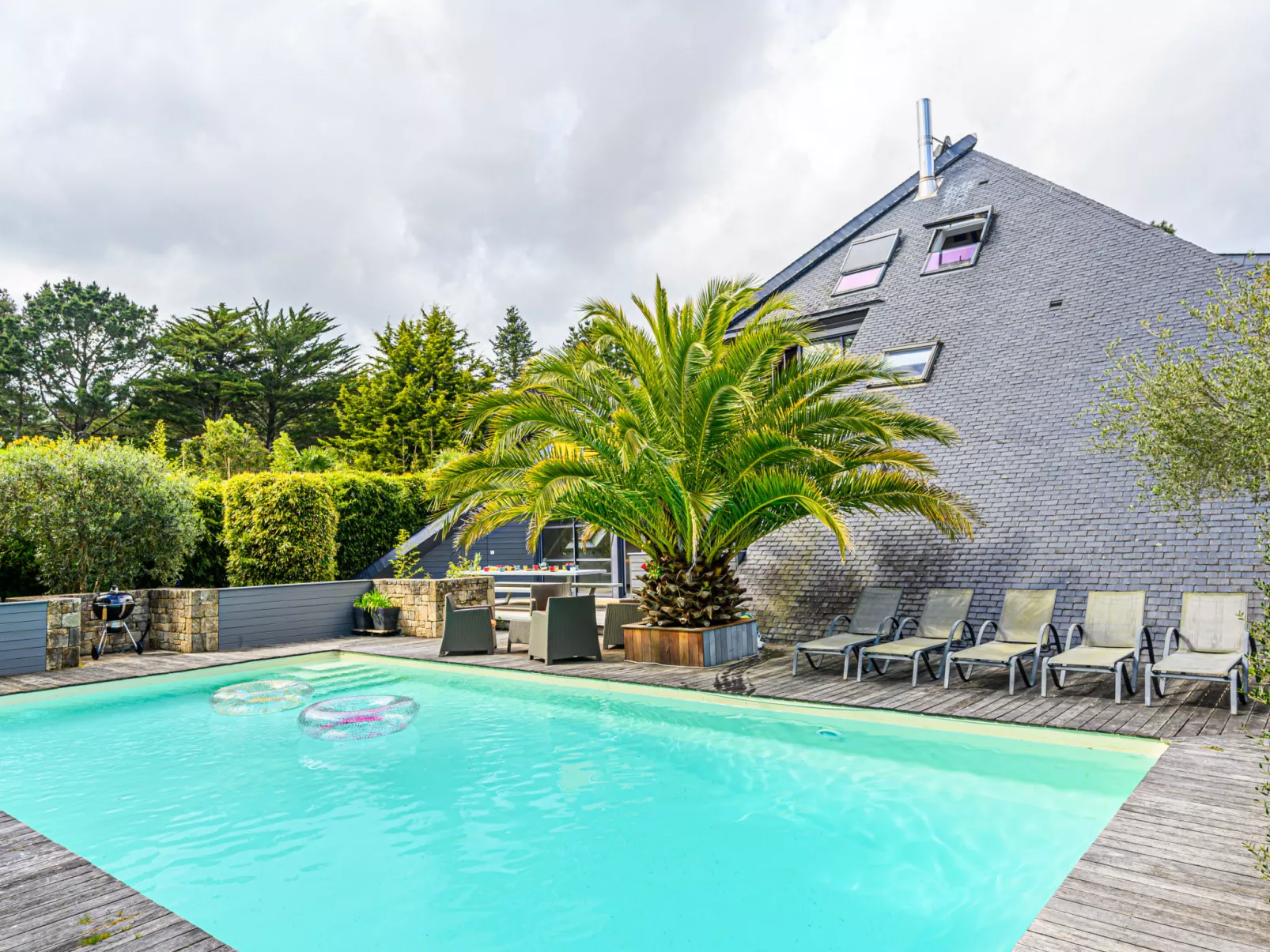 Villa Pyramide II-Outside