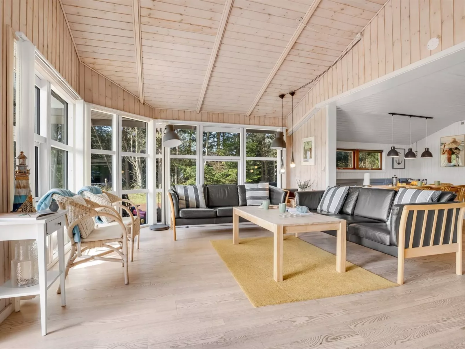 "Akseli" - 800m from the sea-Drinnen