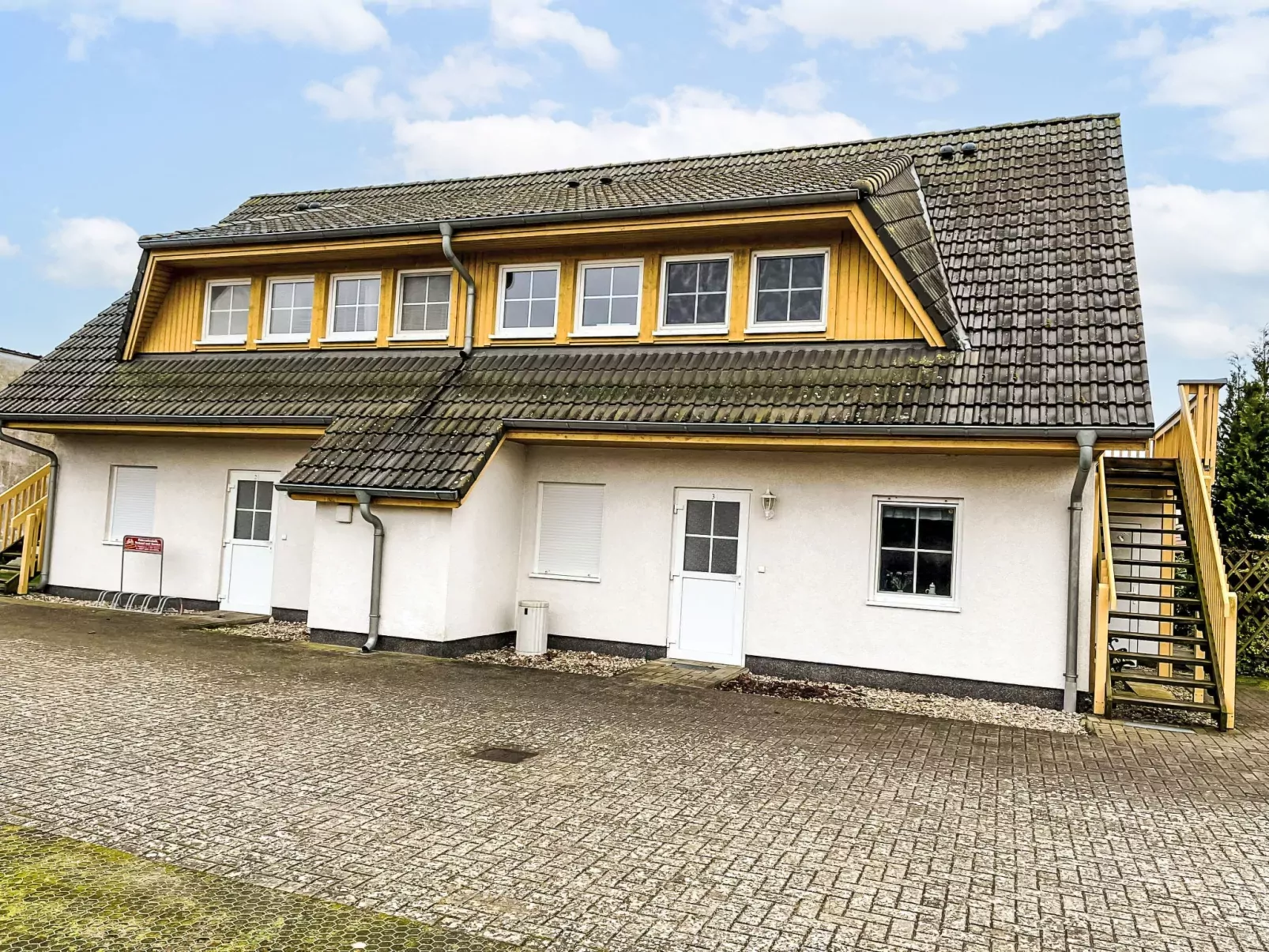 Henneberg-Outside