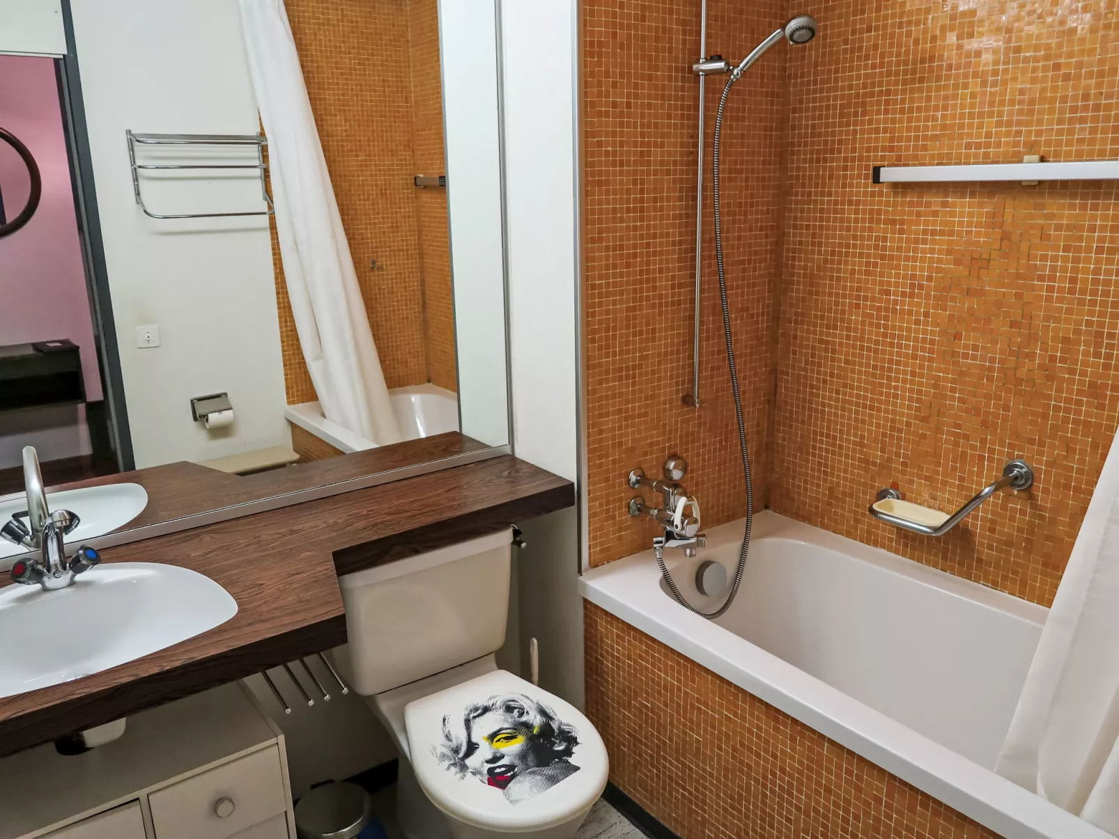 Apt B 044 - Inside