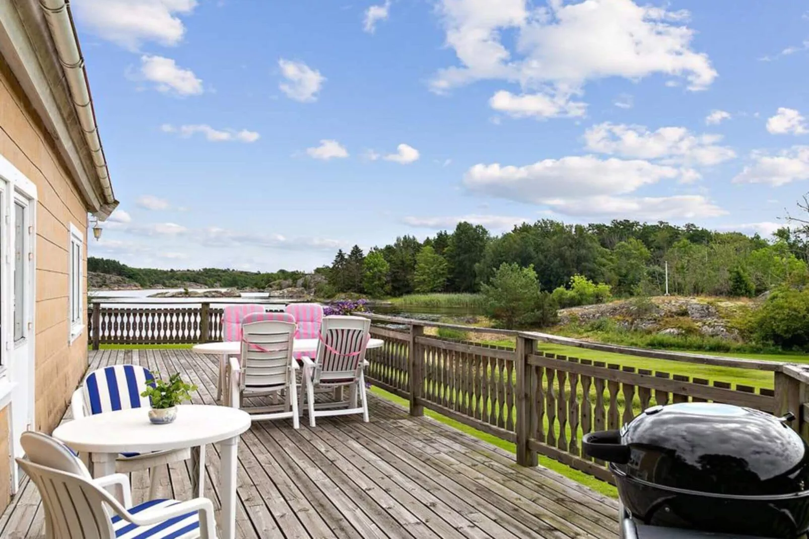 Cottage en bord de mer avec balcon et barbecue