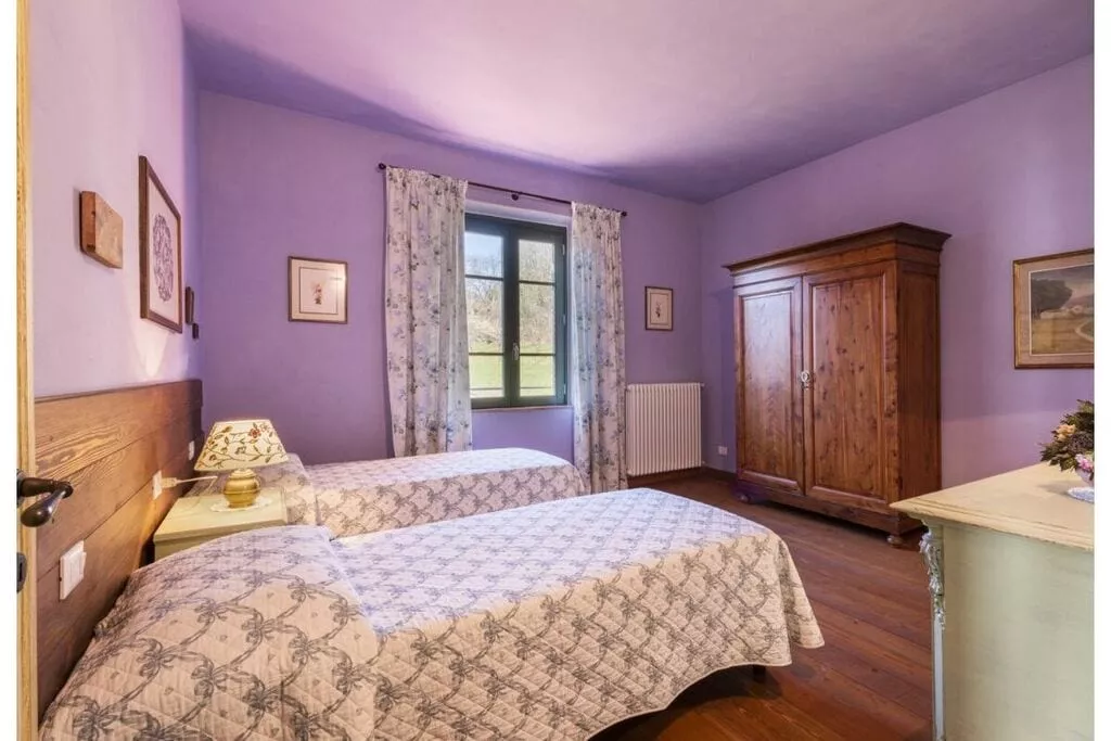 405302-Bedroom
