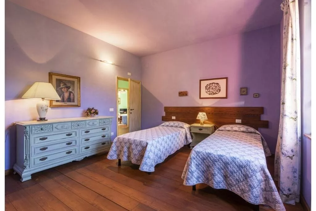 405302-Bedroom
