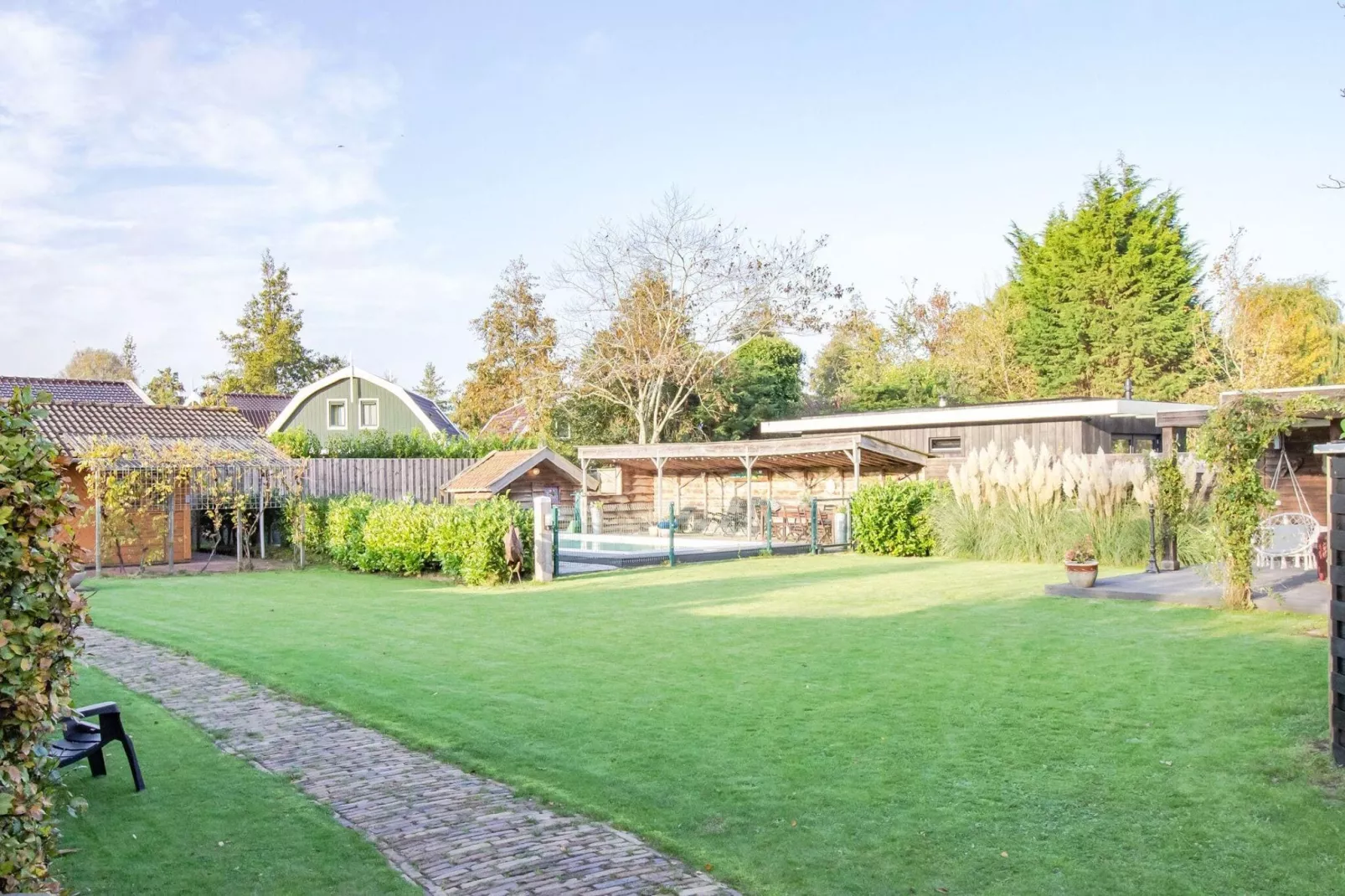 Shangri-La guesthouse-Gardens summer