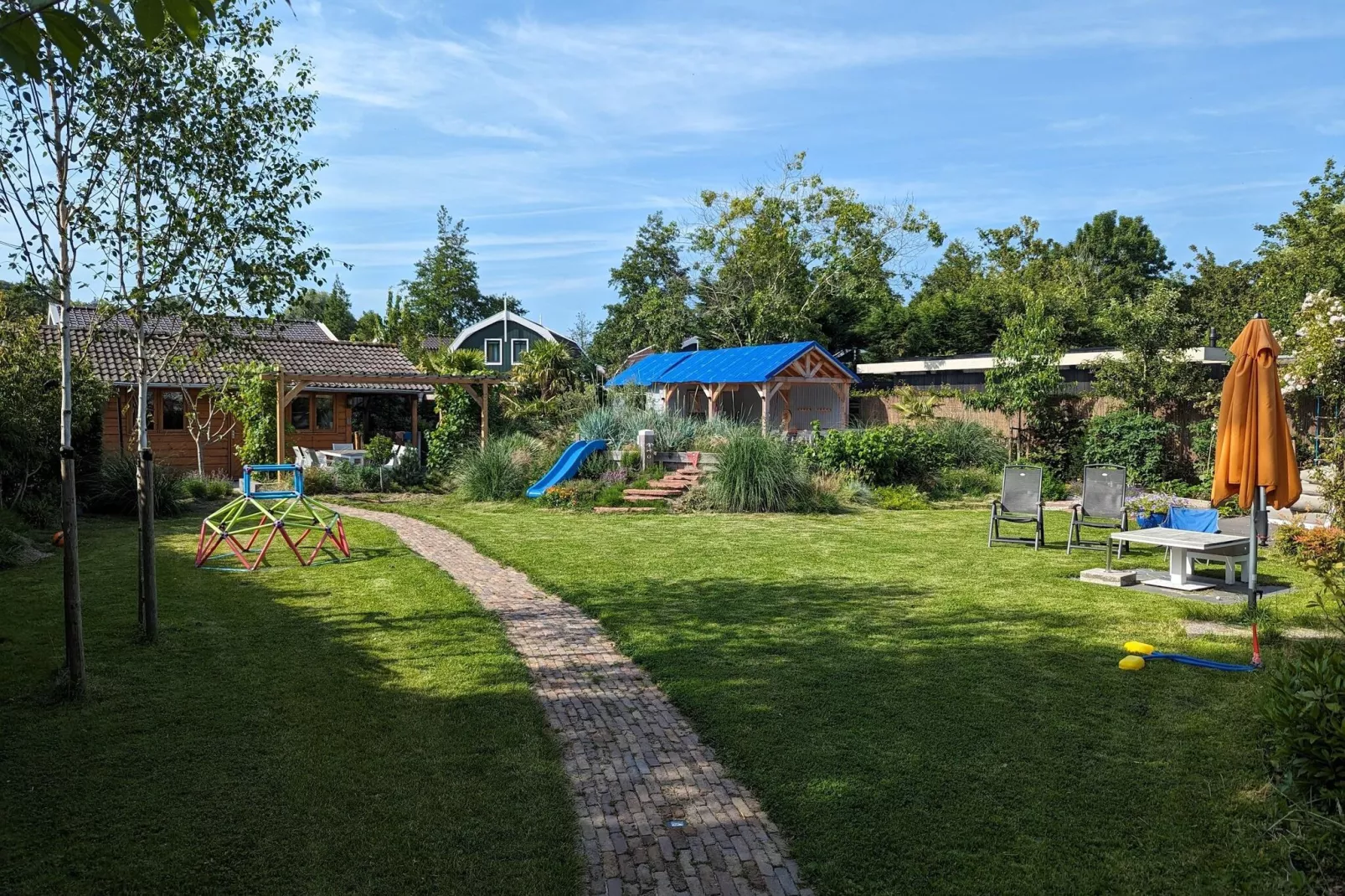 Shangri-La guesthouse-Gardens summer