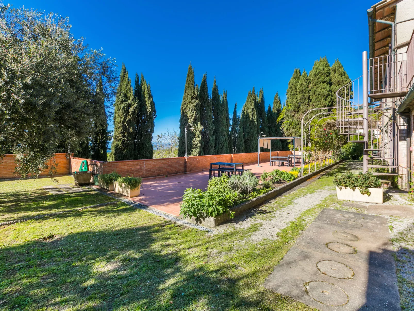 San Vivaldo, Nr. 11-Outside