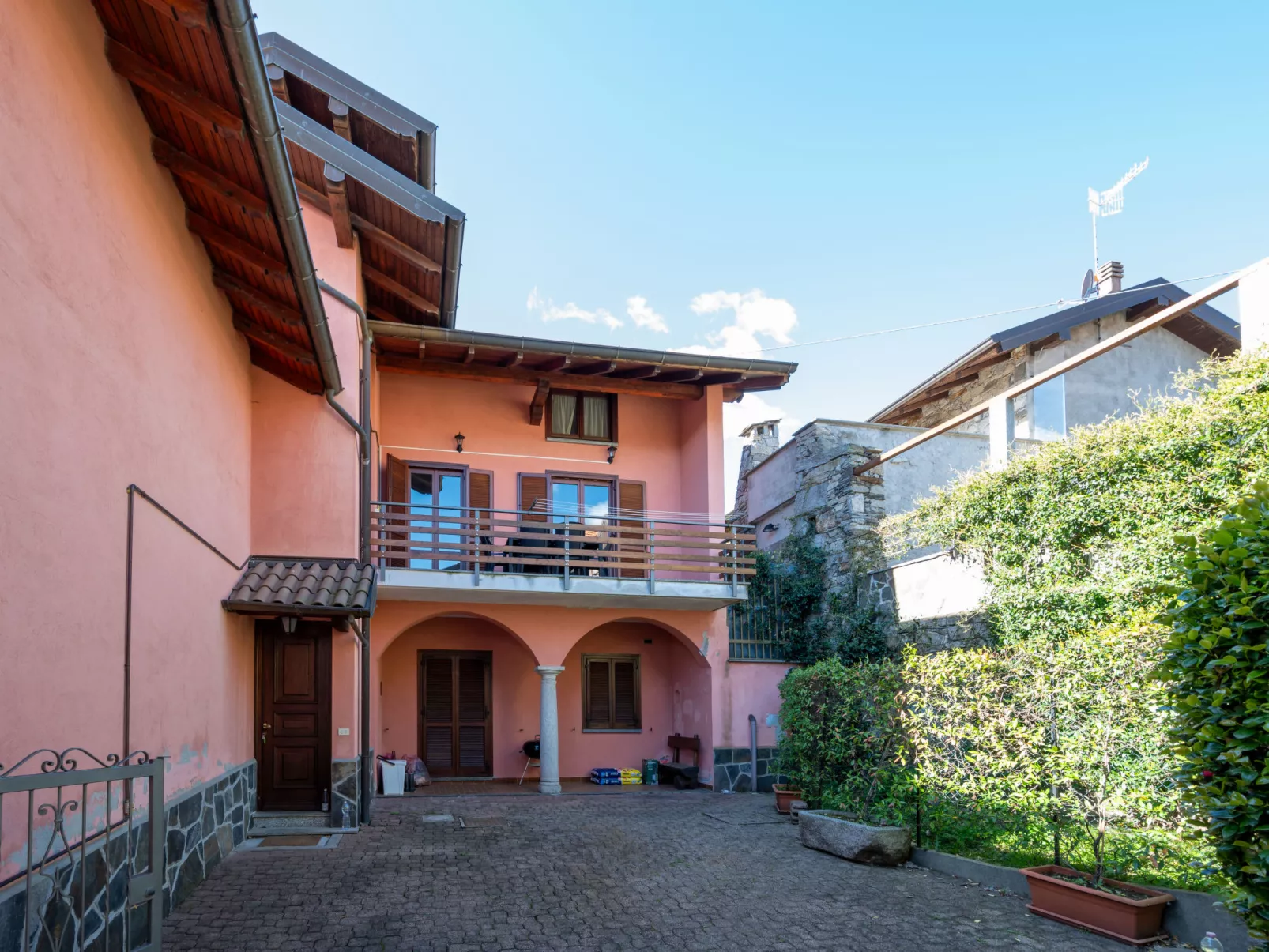 Monte San Giulio-Outside