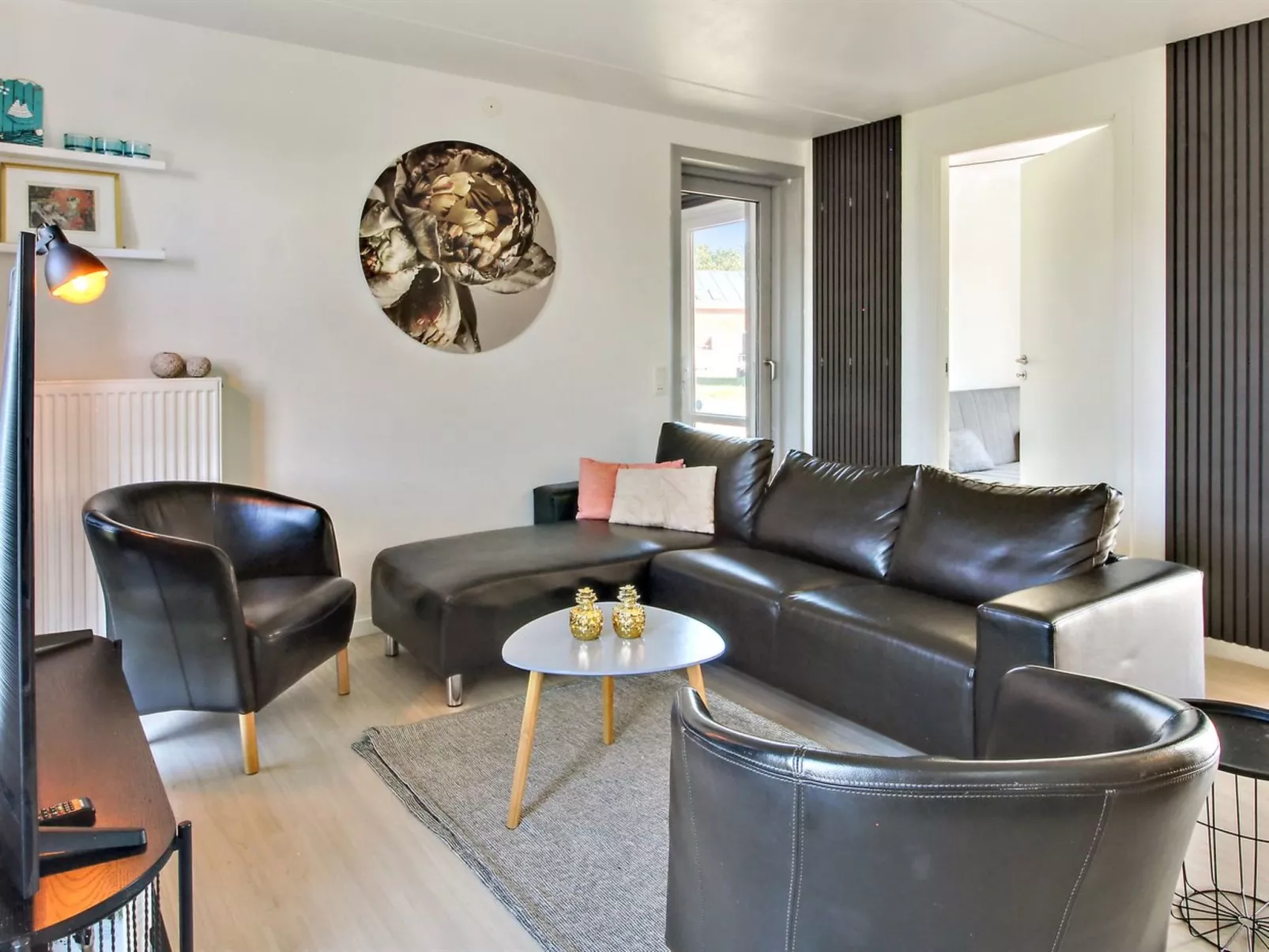 "Aswith" - 2.3km from the sea-Drinnen