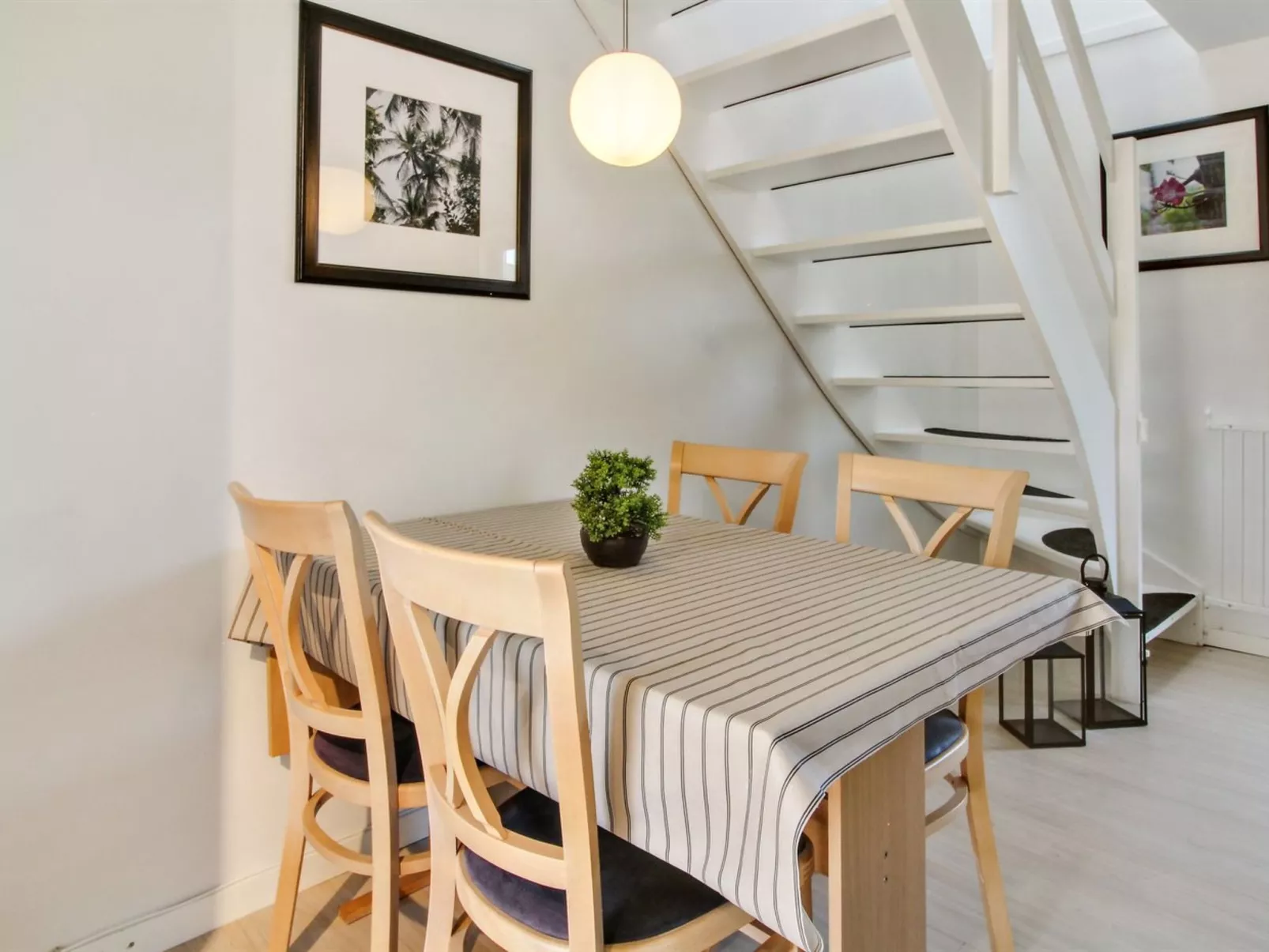 "Aswith" - 2.3km from the sea-Drinnen