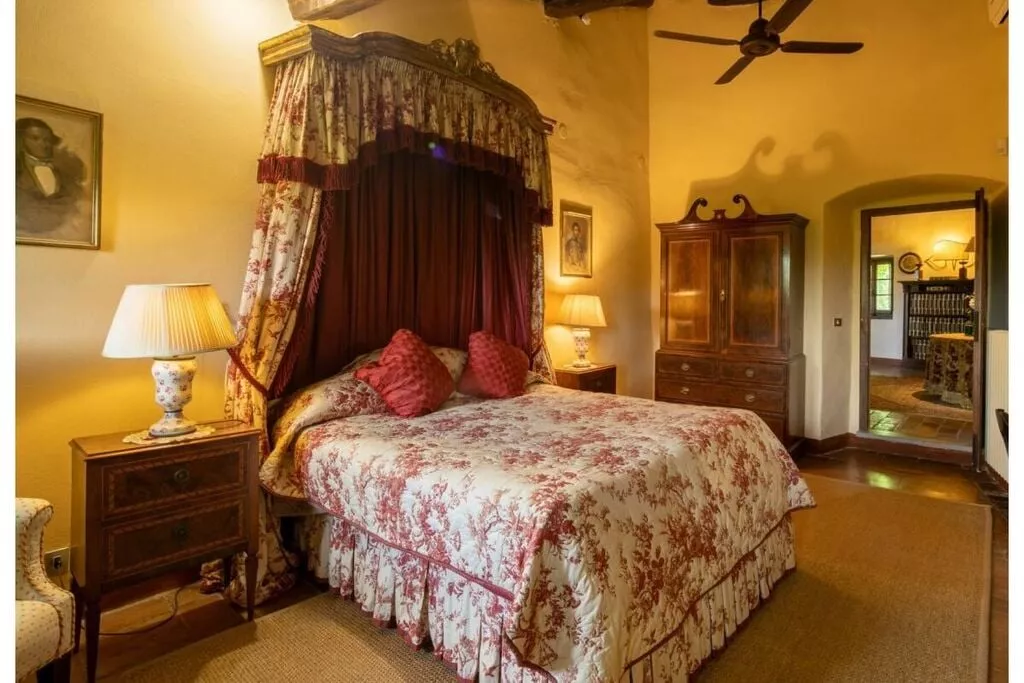 482927-Bedroom