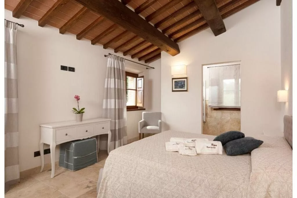 482933-Bedroom