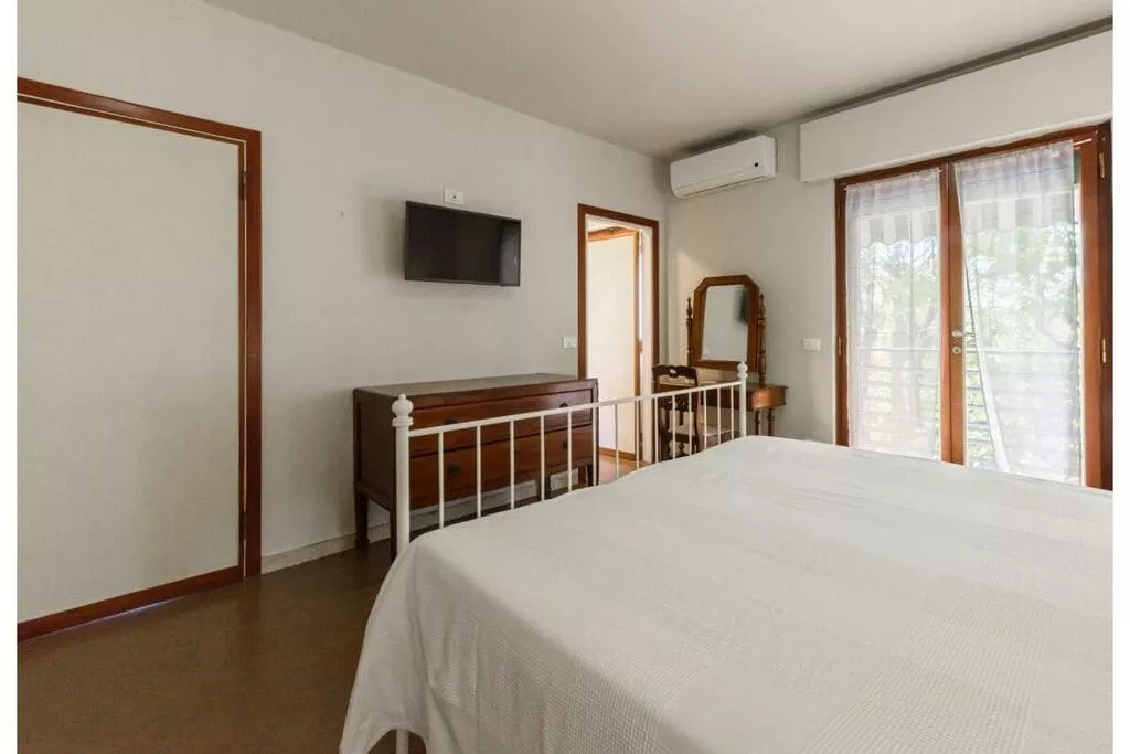482951-Bedroom