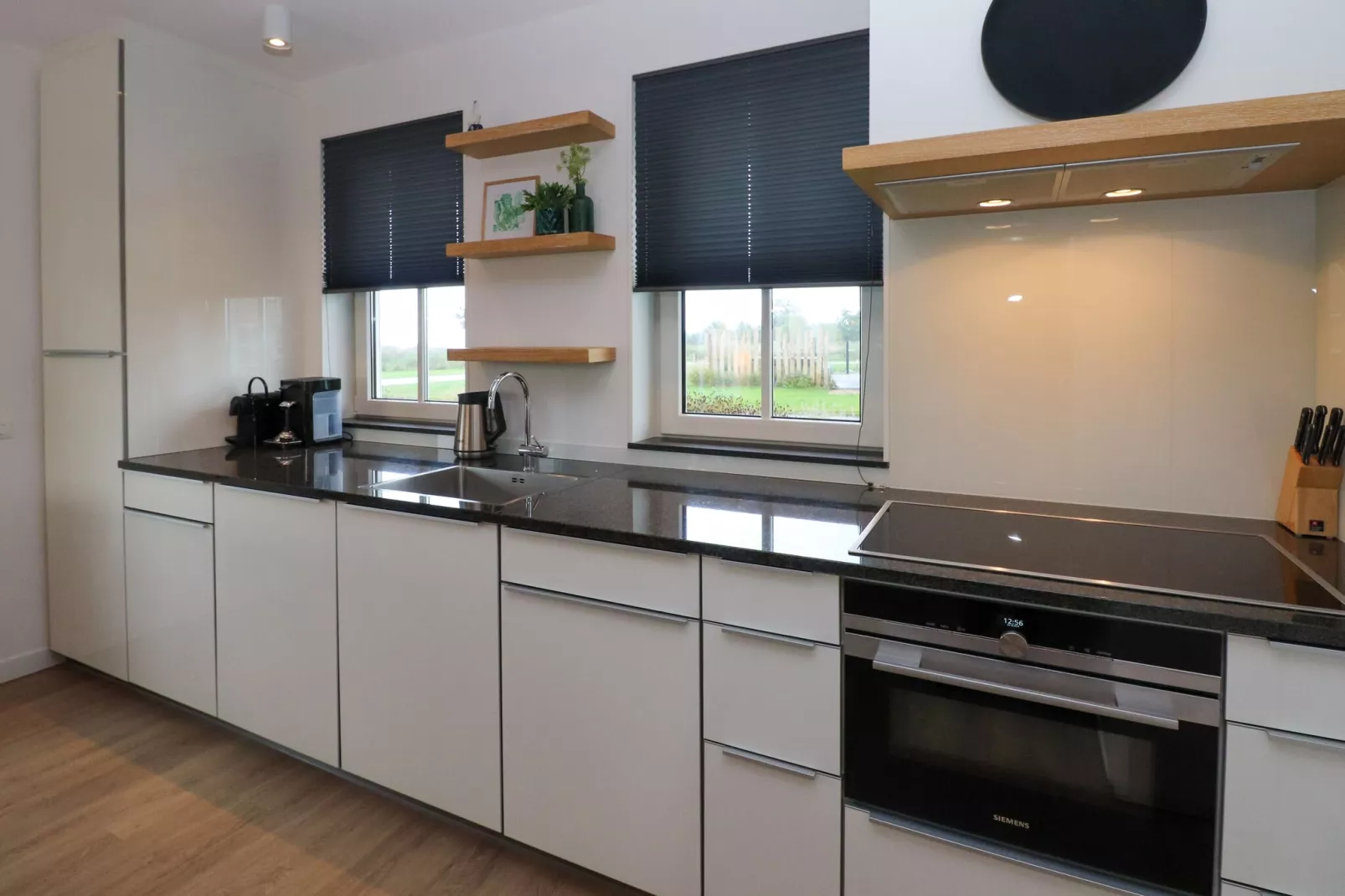 Friese Meren Villa's 13-Kitchen