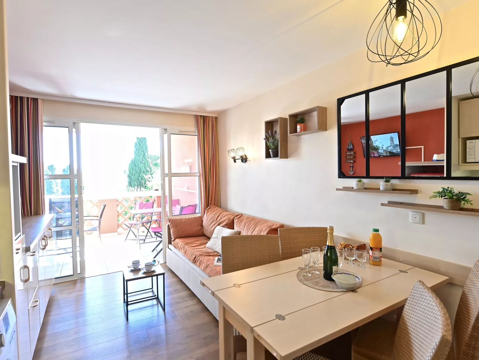 L'Esquinade (G1 103)-Drinnen