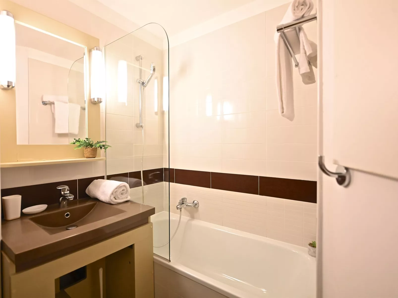 L'Esquinade (G1 103)-Drinnen