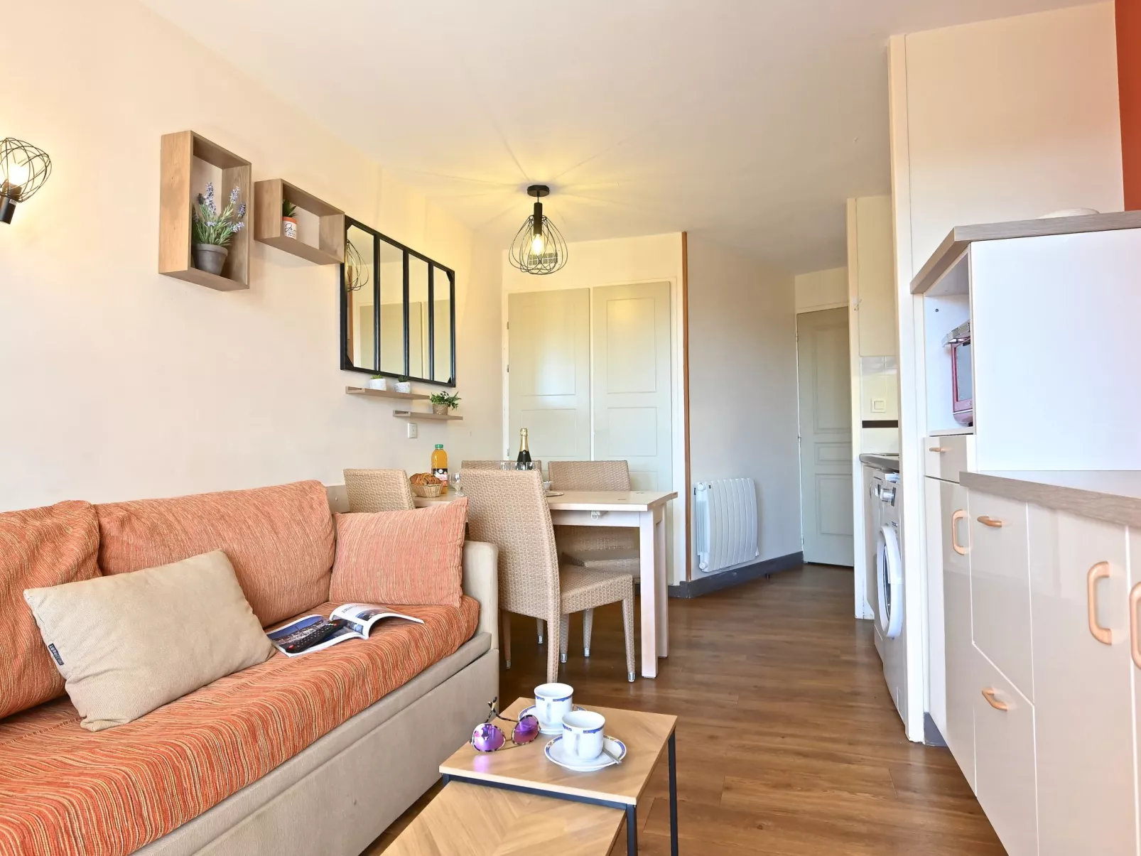 L'Esquinade (G1 103)-Drinnen