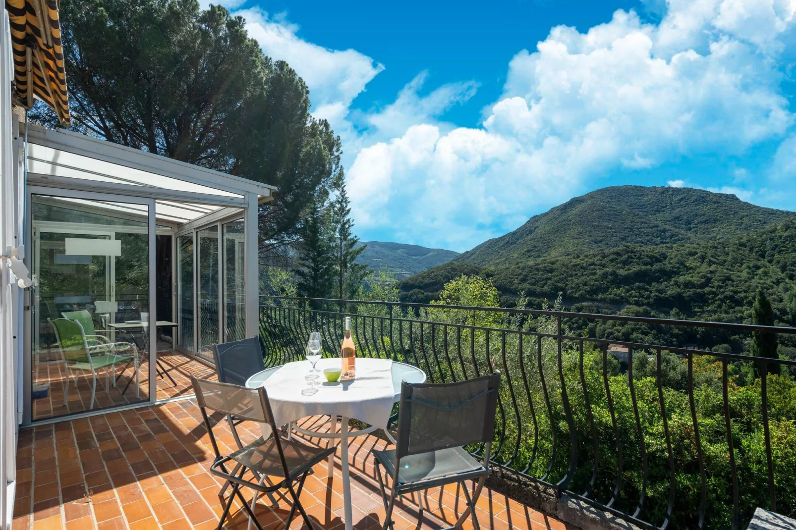 L'Oustal de Vieussan-Terrace balcony