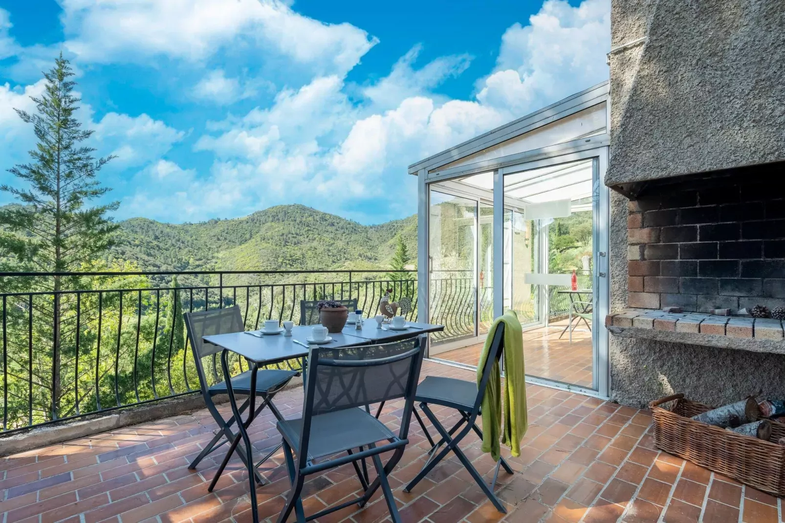 L'Oustal de Vieussan-Terrace balcony