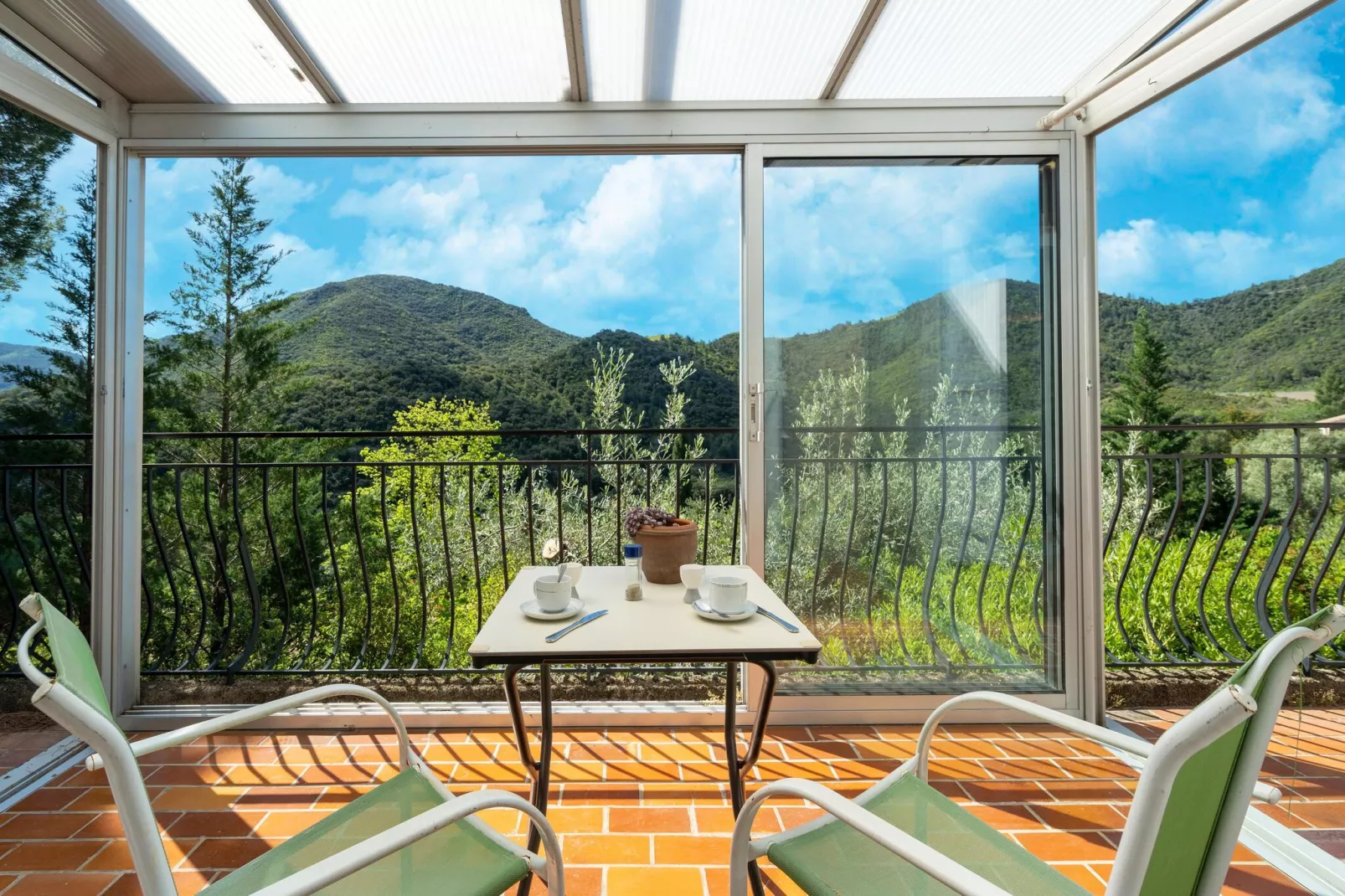 L'Oustal de Vieussan-Terrace balcony