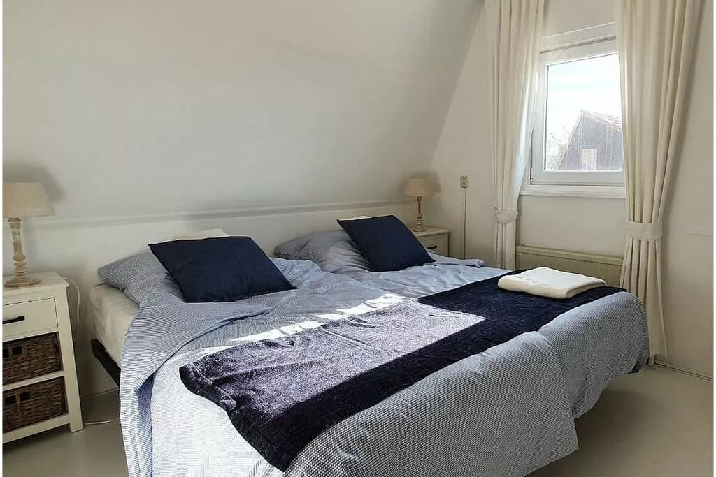 343024-Bedroom