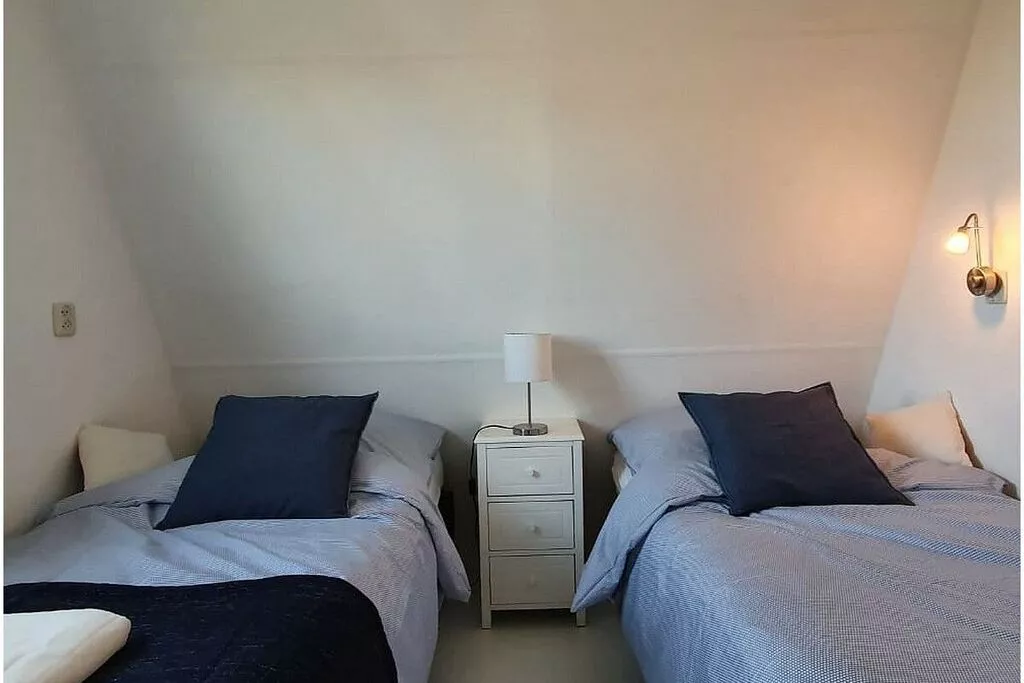 343024-Bedroom