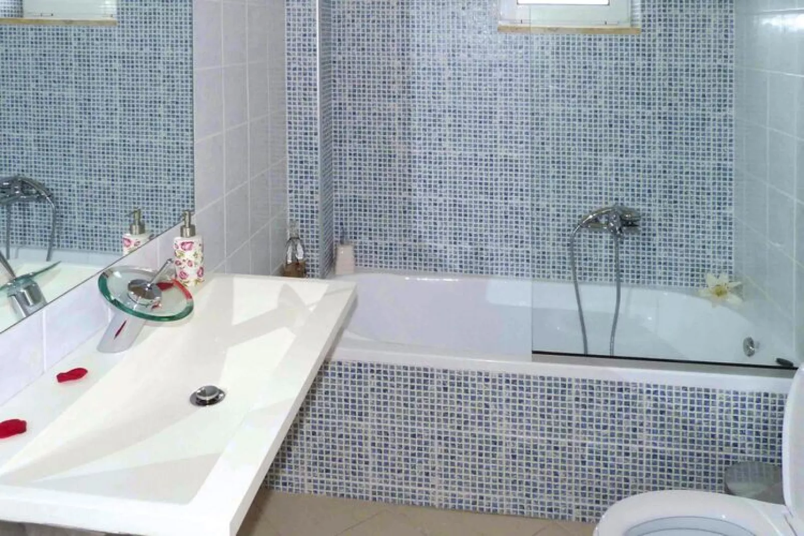 Villas Azure Beach Nopigia 3-bedroom-villa - 100 sqm with private pool-Badezimmer