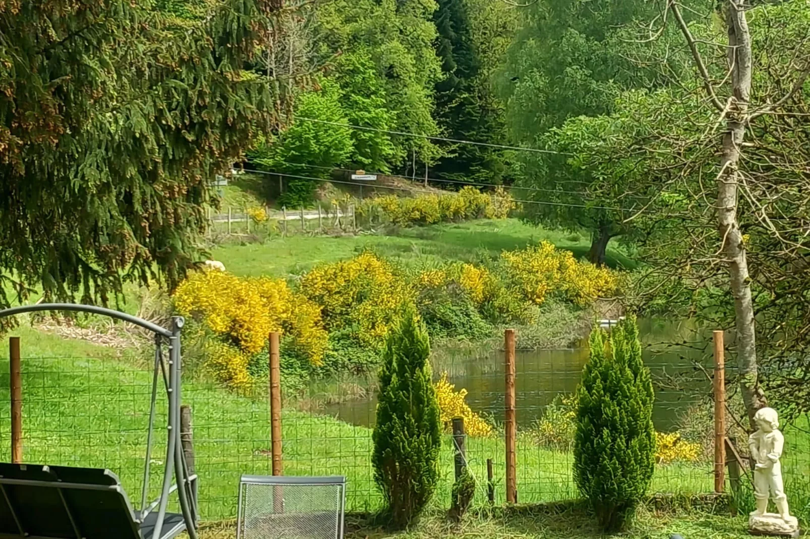 Ferienhaus mit eigener Bar am Bach in Saint Quirin-Gardens summer