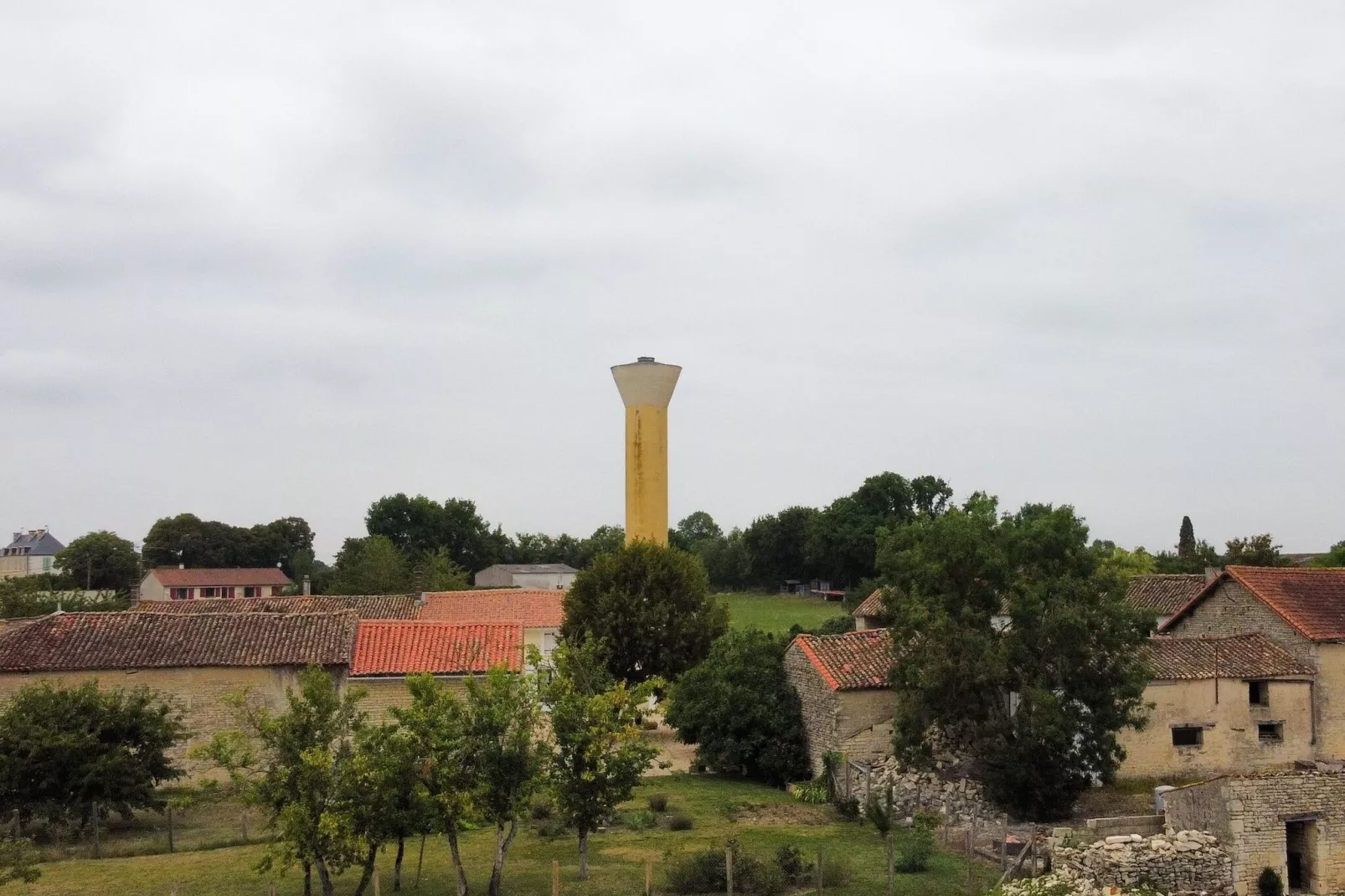 Les Ormeaux-Zones d'été à 1 km