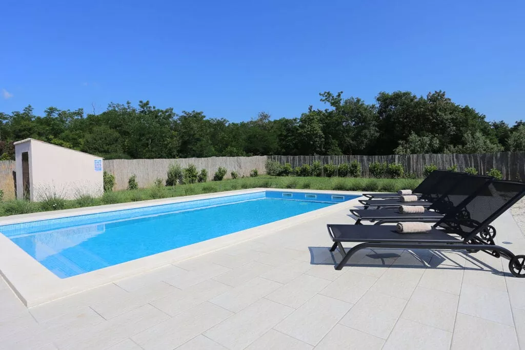 233134-Pool