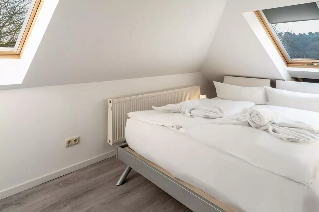 404299-Bedroom