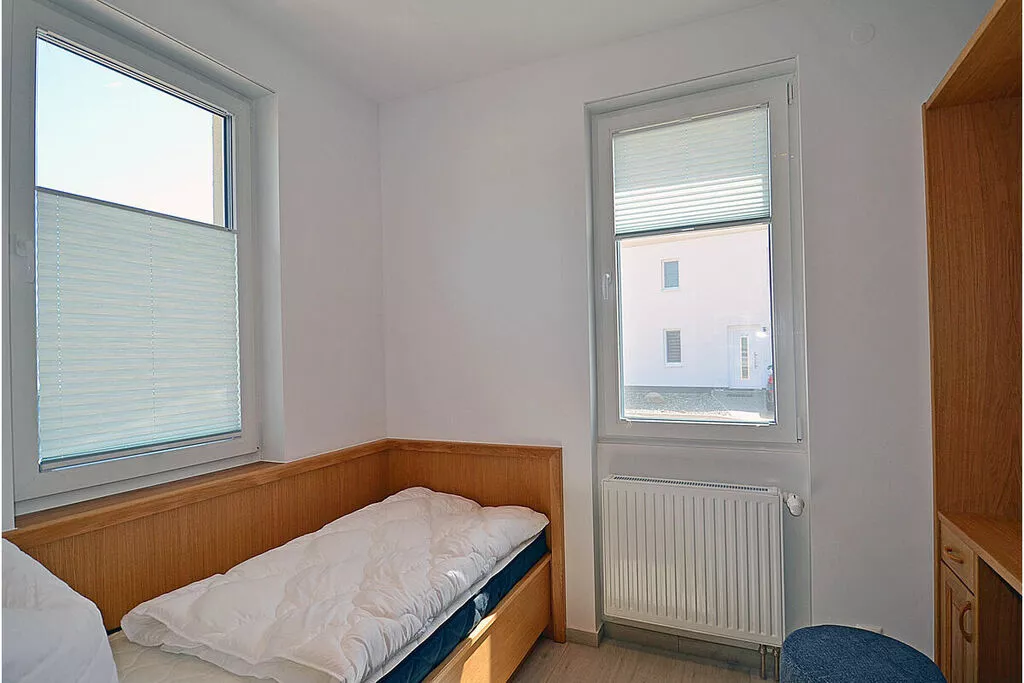 352789-Bedroom