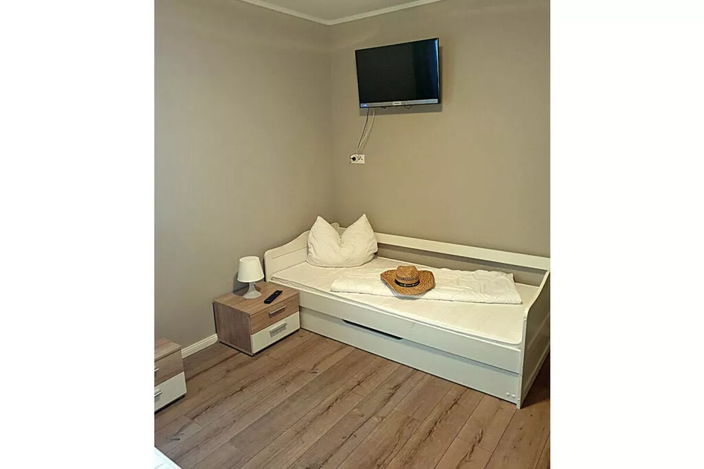 433909-Bedroom