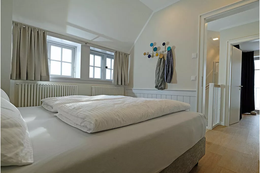 344525-Bedroom