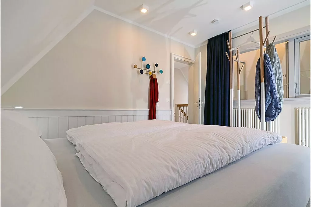 344525-Bedroom